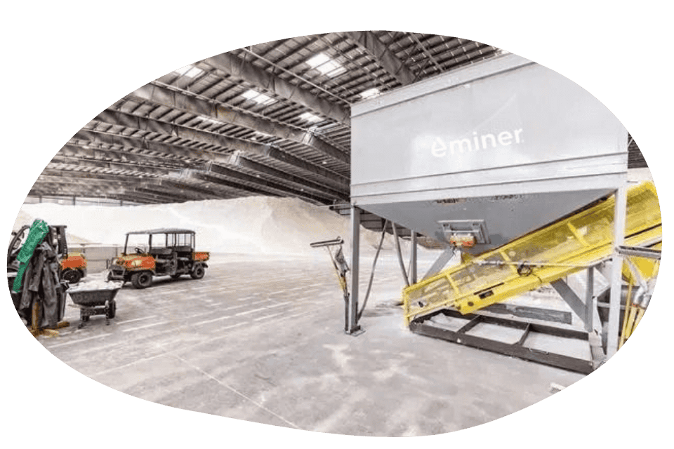 Arelite® se presenta como una solución innovadora para quienes buscan un revestimiento de piscina que combine durabilidad y estética superior. El único 100% mineral, destaca por su resistencia excepcional a los efectos del tiempo y el uso continuo, gracias a su formulación avanzada con tecnología eminer®.